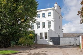 Large Period 2-Bed Apartment Close to Town - 2