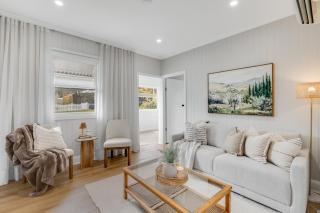 Bluewood Cottage - Cozy Charm, Steps from the City - 9