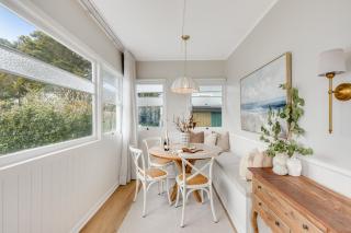 Bluewood Cottage - Cozy Charm, Steps from the City - 7