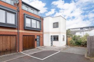 Twin Home Retreat in Central Cheltenham - - 1