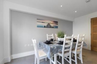5 bed - Quiet Twin Homes: 5 Beds, 3 Baths & Parking For 3 - 4