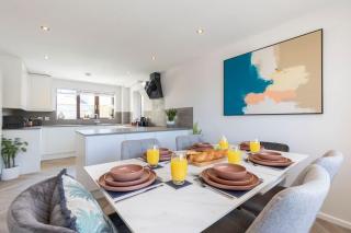6 bed - Stunning 6-Bed Home in Cheltenham with Hot Tub - 3