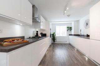 Modern 4 Bed 3 Bath Home Close to the Town Centre - 7
