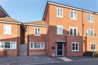 Modern 4 Bed 3 Bath Home Close to the Town Centre - 5