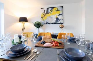 Modern 4 Bed 3 Bath Home Close to the Town Centre - 1