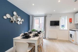 Modern Four Bedroom Four Bathroom Home - Cheltenham - 5