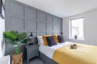 Modern Four Bedroom Four Bathroom Home - Cheltenham - 1