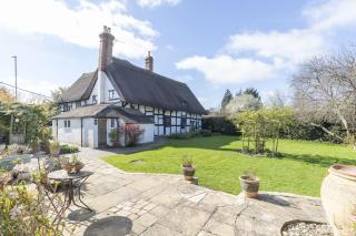 Beautiful 4 Bedroom Cotswold Thatched Cottage - 0