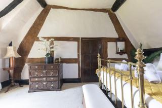 Beautiful 4 Bedroom Cotswold Thatched Cottage - 1