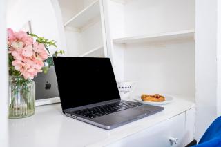 Laurel House Contractors Relocators Families Free Parking - Hemel Hempstead - 1