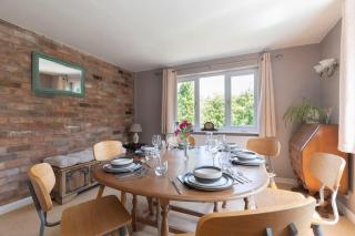Peaceful 3-Bed Cottage in Eastington - 9