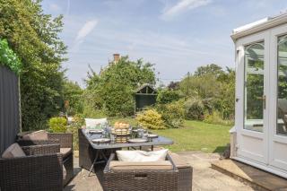 Peaceful 3-Bed Cottage in Eastington - 9