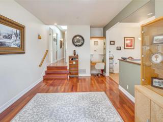 3BR Mountain Retreat with 2 Executive Suites & Scenic Views Sleeps 6 - 6