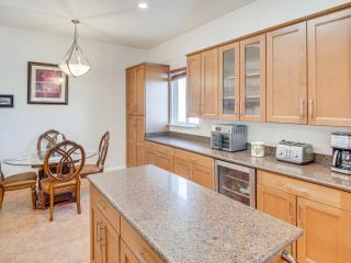 3BR Mountain Retreat with 2 Executive Suites & Scenic Views Sleeps 6 - 4