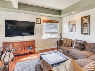 3BR Mountain Retreat with 2 Executive Suites & Scenic Views Sleeps 6 - 9