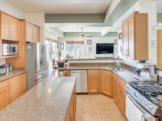 3BR Mountain Retreat with 2 Executive Suites & Scenic Views Sleeps 6 - 3