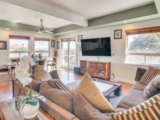 3BR Mountain Retreat with 2 Executive Suites & Scenic Views Sleeps 6 - 8