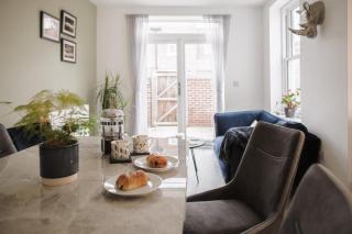 Stylish 2-Bed Home in Fairview with Free Parking - 9