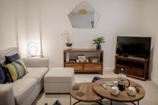 Stylish 2-Bed Home in Fairview with Free Parking - 3