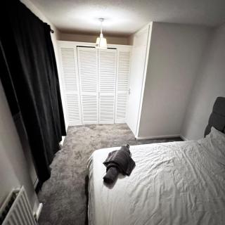 Modern 3BR House with Free Parking - 4