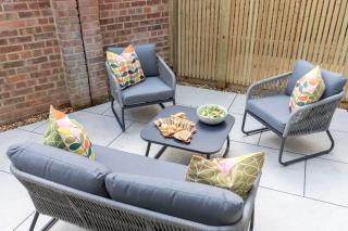 Stylish 5 Bedroom 4 Bathroom Townhouse - 2