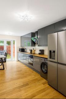 Stylish & Brand-New Home 2025 - Moortown - 4