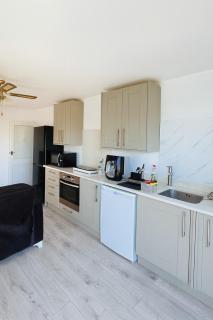 3-Bed Bungalow-Garden and Free Parking - 4