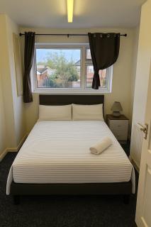 3-Bed Bungalow-Garden and Free Parking - 1