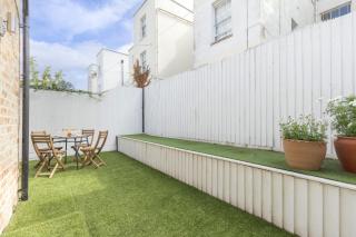 Contemporary 2-Bed 2-Bath Home with Parking - Cheltenham - 4