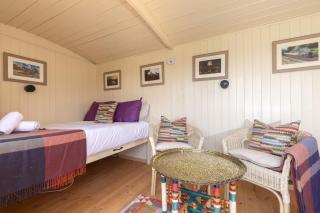 Tranquil Riverside Shepherds Hut in Tewkesbury - 8