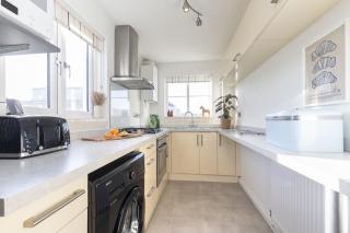 Cosy 2-Bed Apartment in Tivoli - 2