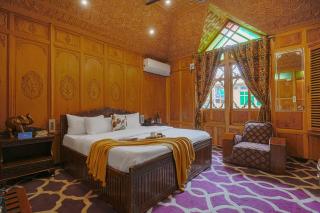 SaffronStays Prince of Kashmir - luxury handcrafted houseboat with mountain views, shikara rides & Kashmiri meals - Srinagar - 5