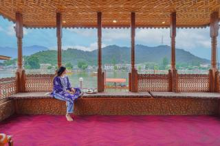 SaffronStays Prince of Kashmir - luxury handcrafted houseboat with mountain views, shikara rides & Kashmiri meals - 9