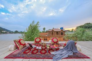SaffronStays Prince of Kashmir - luxury handcrafted houseboat with mountain views, shikara rides & Kashmiri meals - Srinagar - 9