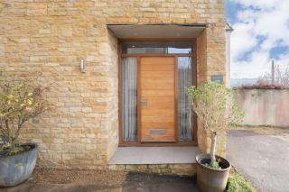 Cotswold Hillside Retreat with Stunning Views - 1