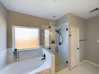 Saddle n Spurs BNB, 25 minutes to downtown, pool, fire pit, grill - 2