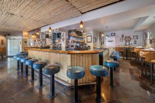 Best Western Plus Palm Court Hotel - 2