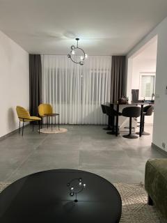 Heel Appartement 90m2 met 2 slaapkamers woonkamer Keuken badkamer privé garage - 1