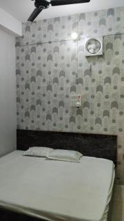 H M hotel and restaurant - 8