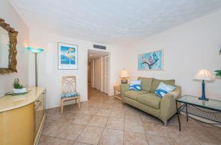 Beach Yacht Club Waterfront Apt - 5