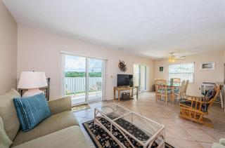 Beach Yacht Club Waterfront Apt - 1