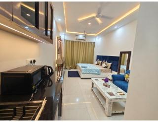 Dream Vibes Studio Apartment-Gaur City Center - 1
