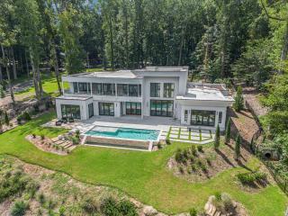 The Luxe Waterside Retreat - 0