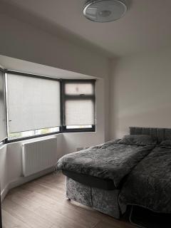 Remarkable 3-Bed Apartment in London - 8