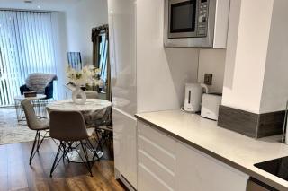 Stylish 2-Bed Apt Private Parking 10mins to Centre - 9