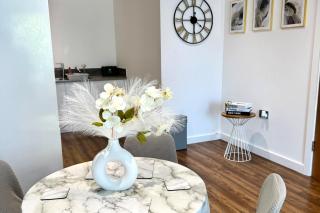 Stylish 2-Bed Apt Private Parking 10mins to Centre - 5