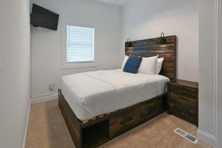 2BR Townhome - Free Parking, Minutes to Stadiums - 5