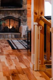Sleeps 16! Luxury Cabin with Game Room & Hot Tub - 1