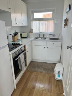 Chalet 145, Hemsby - Two bed chalet, sleeps 5, pet friendly, bed linen and towels included and close to beach! - 8