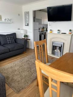 Chalet 145, Hemsby - Two bed chalet, sleeps 5, pet friendly, bed linen and towels included and close to beach! - 0